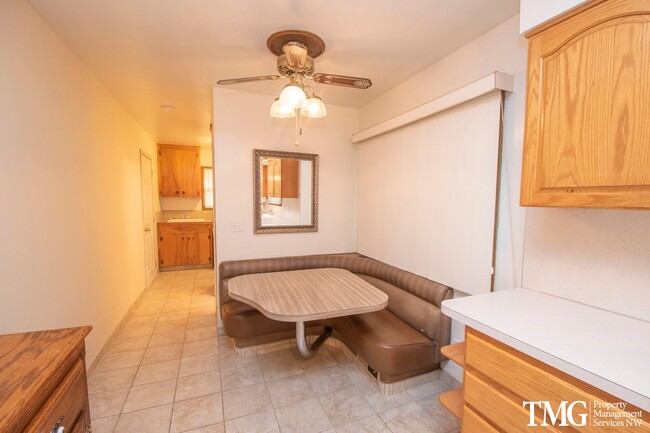 Building Photo - Beautiful Three Bedroom in Great Camas Nei...