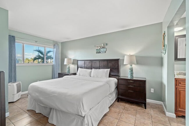 Building Photo - 8743 Thomas Dr