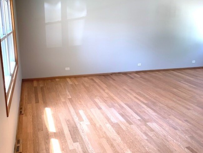 Building Photo - 902 Brentwood Ln