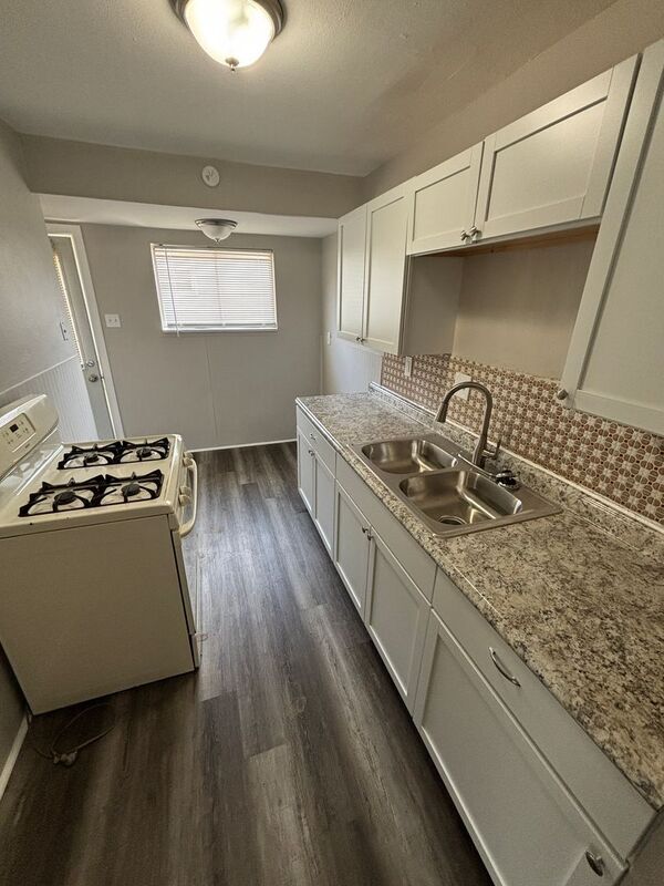 Foto del edificio - 200 Glen Garry Rd