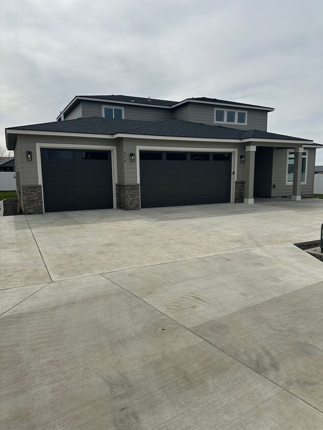 Foto principal - Alderbrook Homes, New Construction, XL Hom...