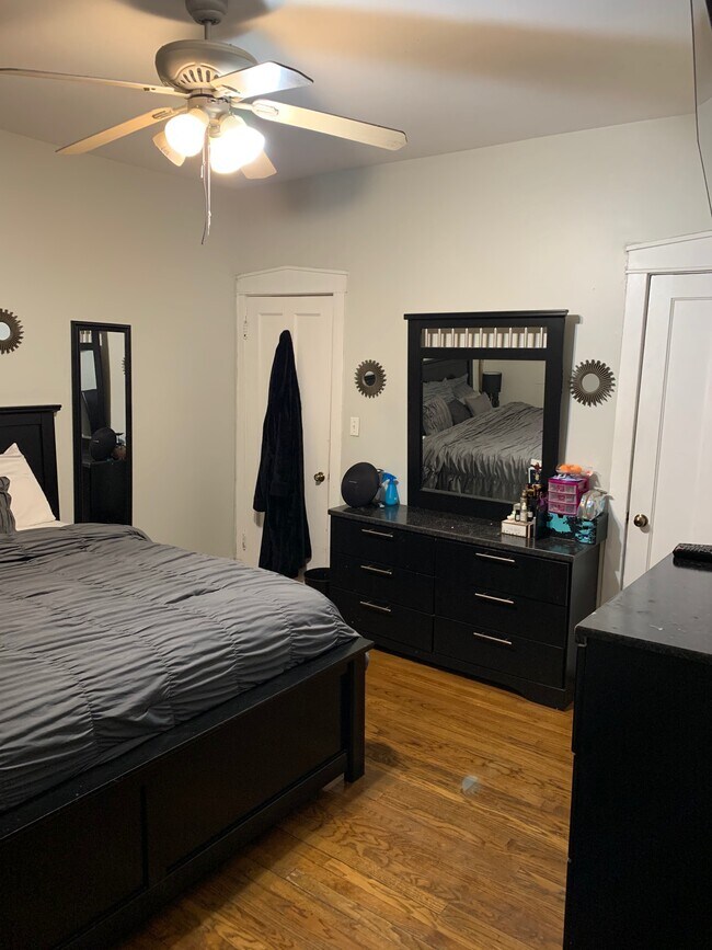 master bedorom - 651 E 50th Pl
