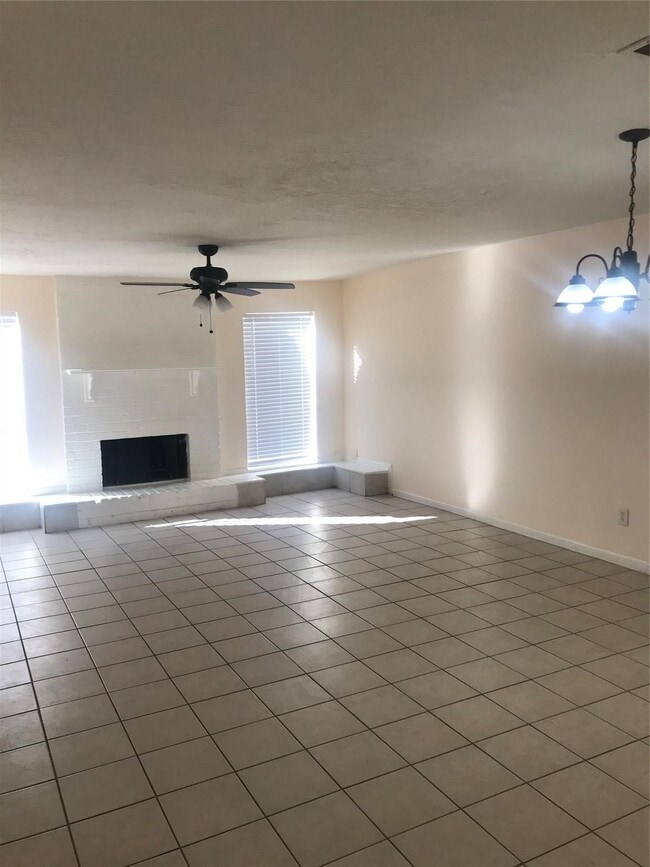 Foto del edificio - 8646 Maplecrest Dr