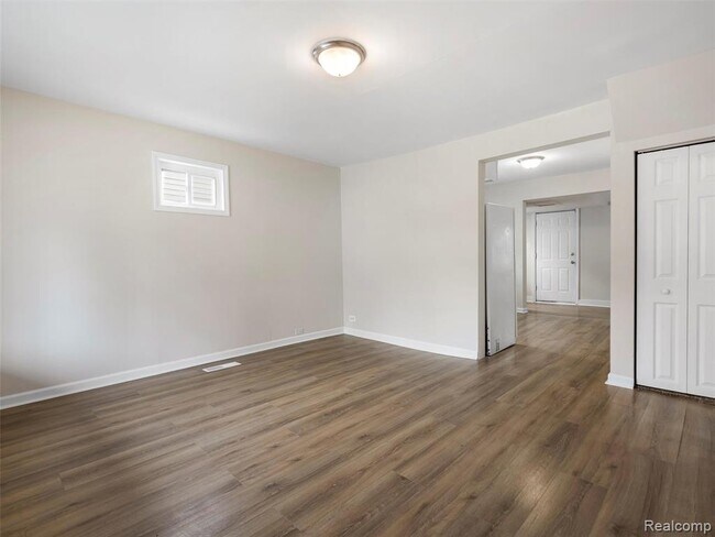 Foto del edificio - 7060 Maxwell Ave