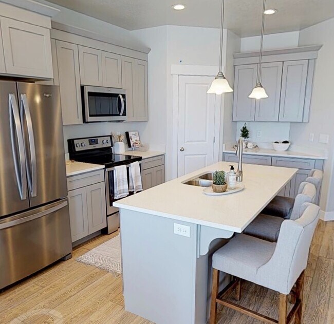 Foto del edificio - Luxury Townhome For Rent - Four Bedrooms!!