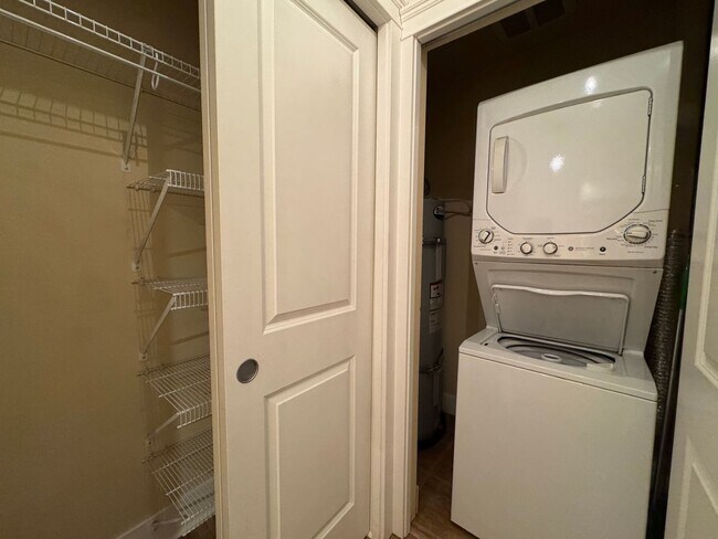 Foto del edificio - Downtown  1 Bed 1 Bath Condo Unit Close to Everything New Flooring New Appliances