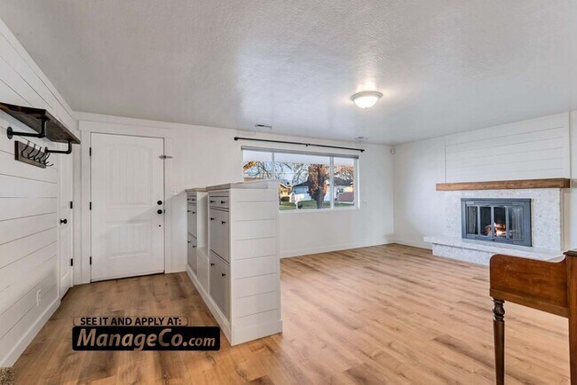 Building Photo - Remodeled 3-Bed Upstairs Residence with Ga...