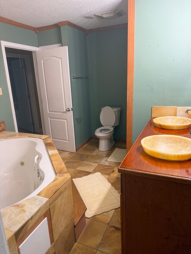 Building Photo - 2412 Riverbend Dr