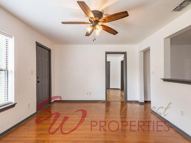 Building Photo - Charming 3 bedroom 2 bath!