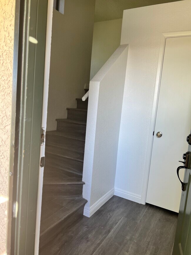 Entrace/stairway - 839 S Westwood