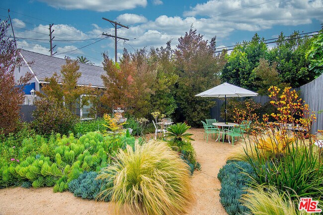 Gran jardín - 807 N Curson Ave