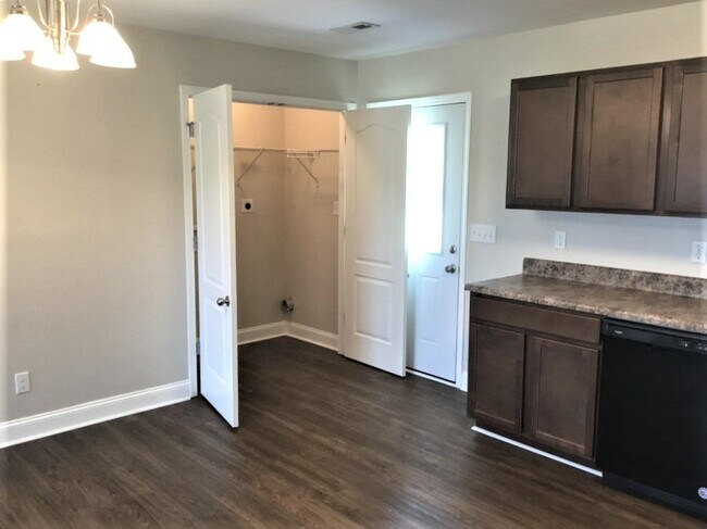 Foto del edificio - 6515 Mission Springs Ln
