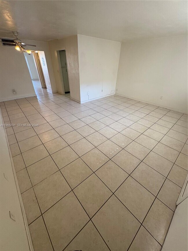 Building Photo - 16215 NE 18th Ct