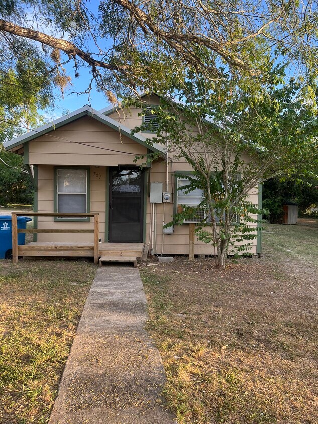 707 W Flournoy St, Beeville, TX 78102 House Rental in Beeville, TX