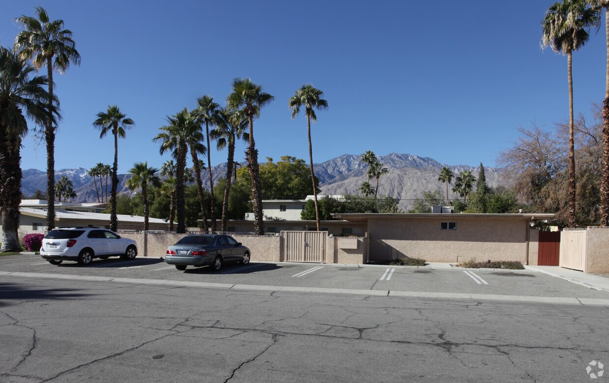 Building Photo - 531 Desert View Dr