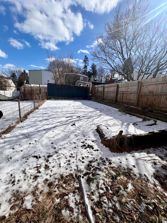 Foto del edificio - 3-Bedroom Home with Private Yard!