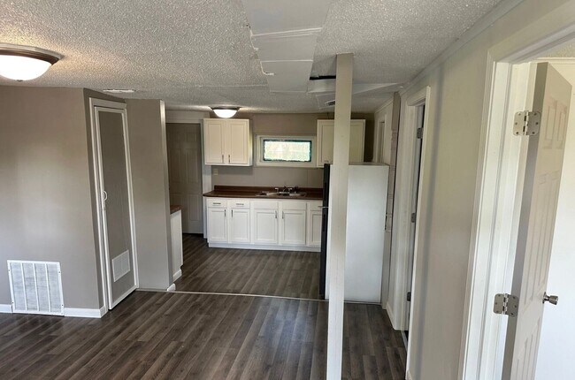 Building Photo - Charming 1 Bed House