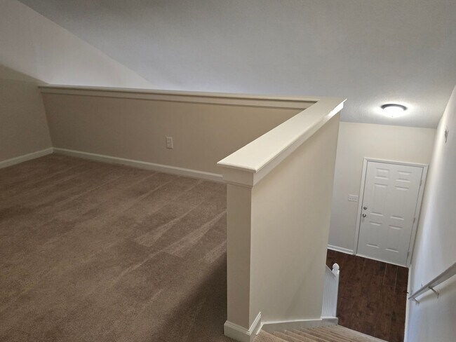 Foto del edificio - Super Cute Renovated End-Unit Loft Townhome in Arbor Creek!