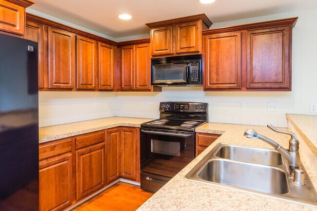 Building Photo - 3 bedroom 2.5 Bath with Fenced Back Yard - Pet Friendly