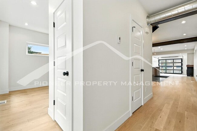 Building Photo - Stunning Home with Washer/Dryer and Centra...