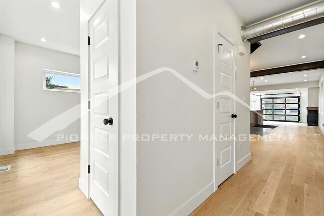 Foto del edificio - Stunning Home with Washer/Dryer and Centra...