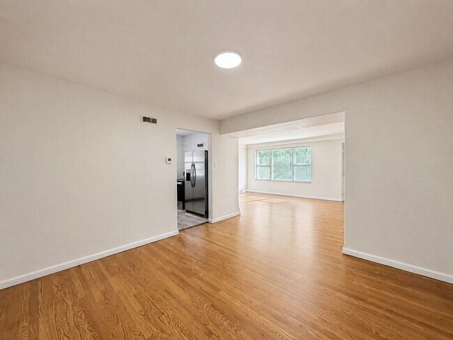 Foto del edificio - 6930 Jamieson Ave