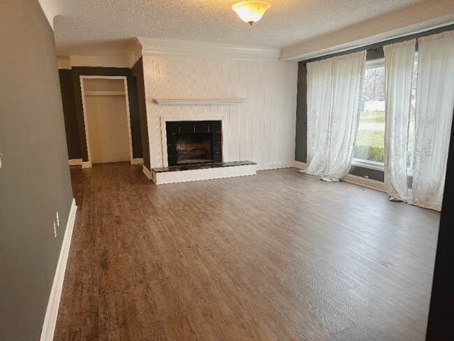 Foto del edificio - 671 Crest Ln E