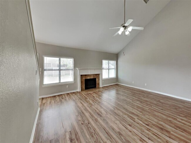 Foto del edificio - 963 Oak Lynn Dr