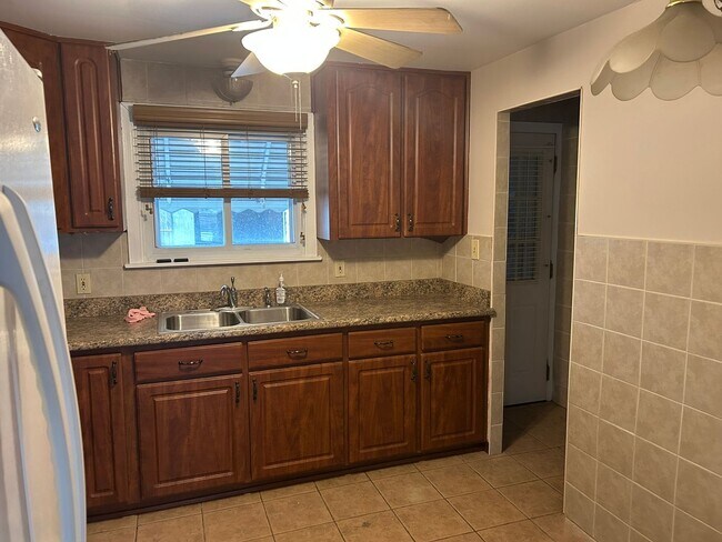 Foto del edificio - 3 Bedroom Single Family Home For Rent Southeast Erie Great Location!  No Students!