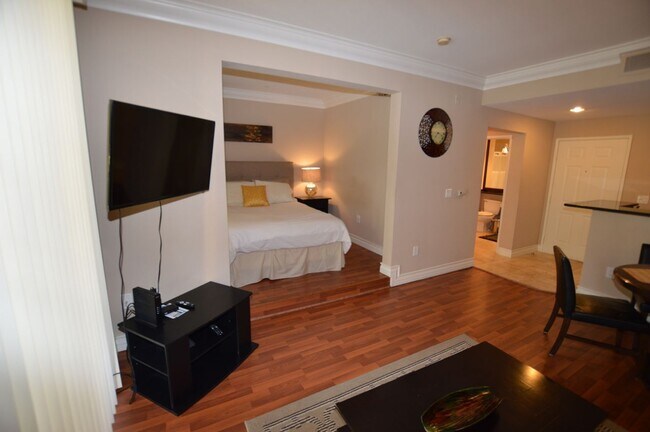 Foto del edificio - Meridian STUDIO Condo Fully Furnished w/Ma...