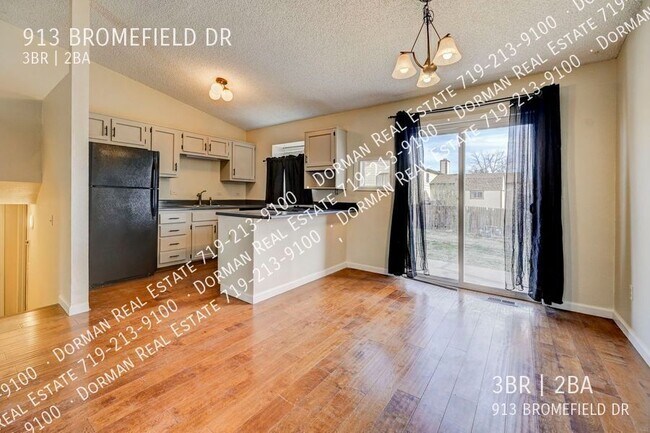 Foto del edificio - 913 Bromefield Dr