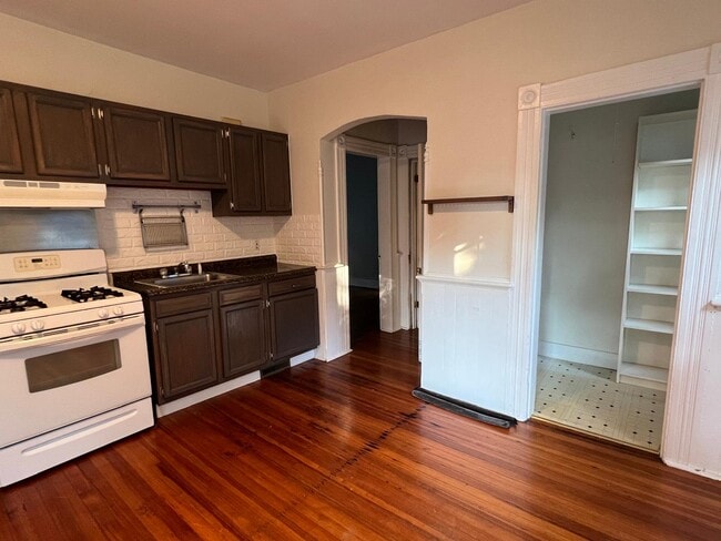 Building Photo - 19 Anderson St