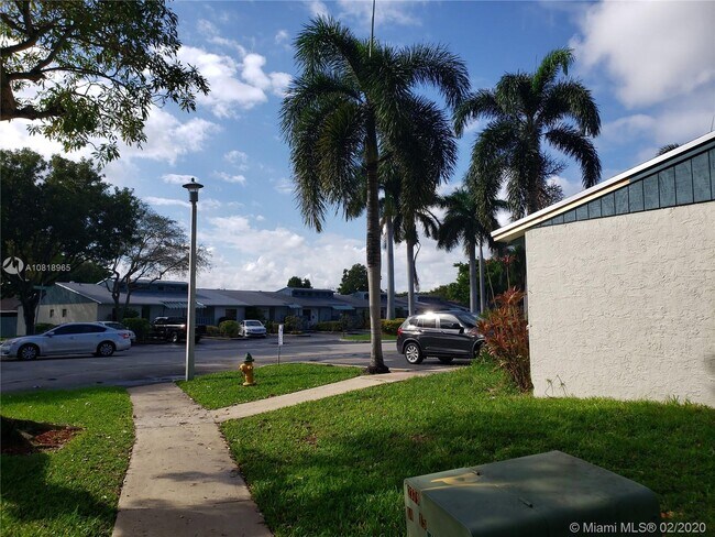 Foto del edificio - 4007 W Woodscape Dr  1-K Miramar Fl 33023
