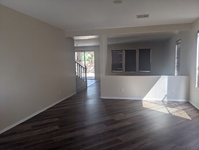 Foto del edificio - Beautiful 4 Bedroom + Loft Home