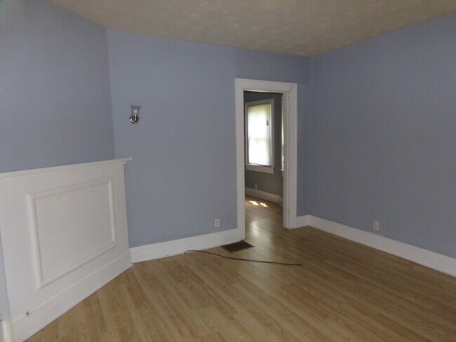 Building Photo - Spacious 3 Bed 1 Bath Double