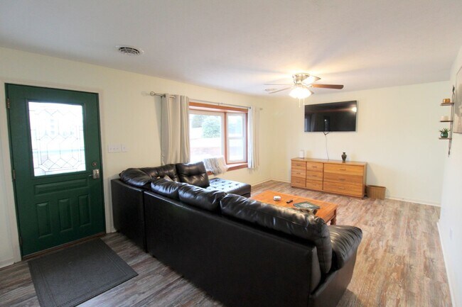 Building Photo - Adorable 3 bed 2 bath home with all utilit...