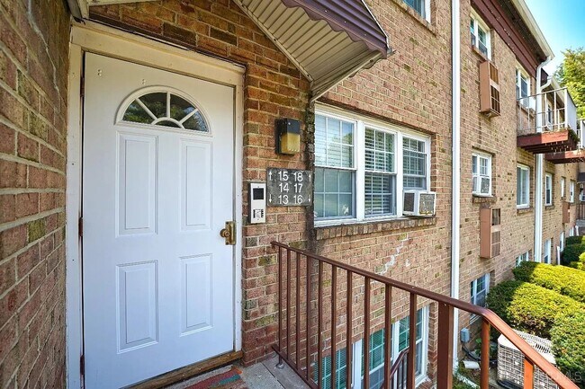 Foto del edificio - 18 College Dr