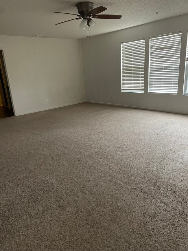 Foto del edificio - 2909 Holiday Way