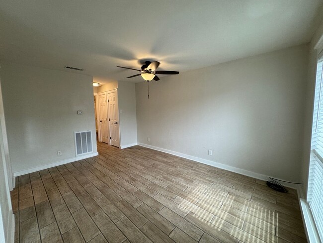 Foto del edificio - 2316 Andover Dr
