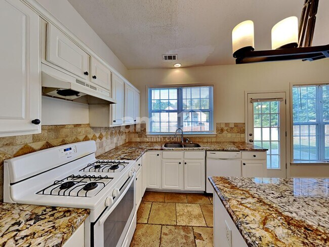 Foto del edificio - 4505 Glenaire Dr NW