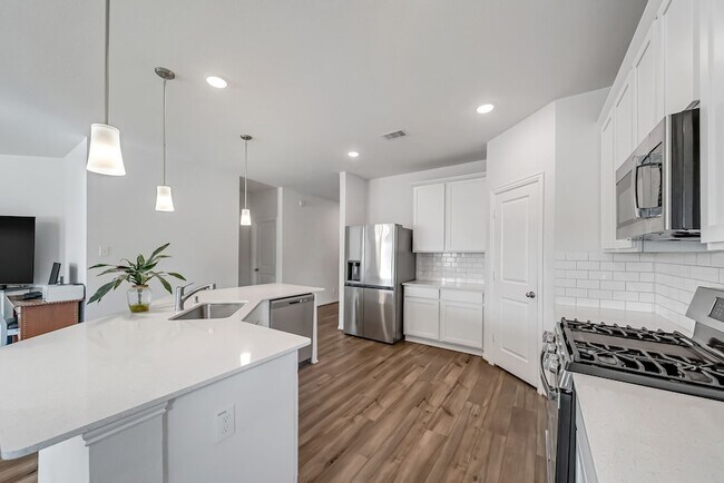 Foto del edificio - 15250 White Moss Dr