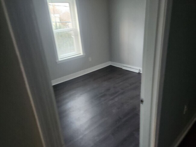 Building Photo - 3 Bedroom 1 1/2 bath townhouse