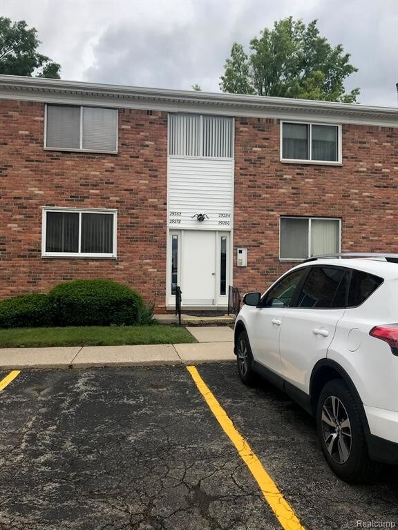 29282 Hoover Rd, Warren, MI 48093 Condo for Rent in Warren, MI