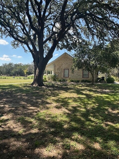 38400 Interstate 10 W, Boerne, TX 78006 - House Rental in
