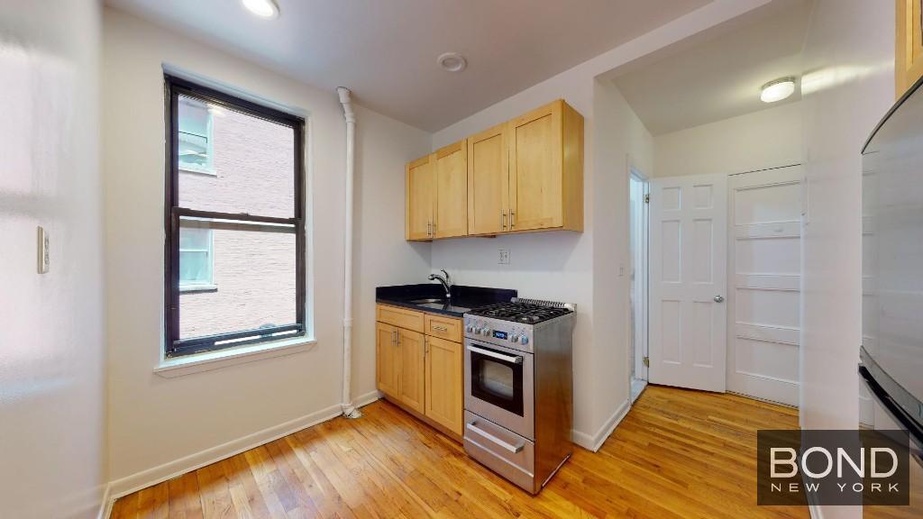 Building Photo - 419 E 73rd St