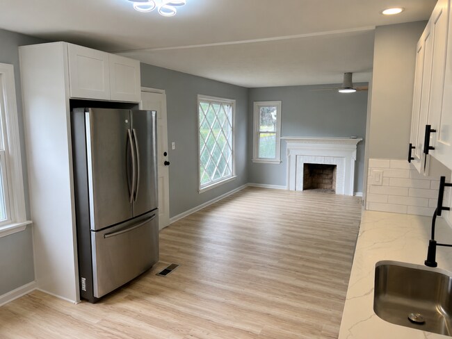 Foto del edificio - Spacious 3-Bedroom South Euclid Home with Attached Garage