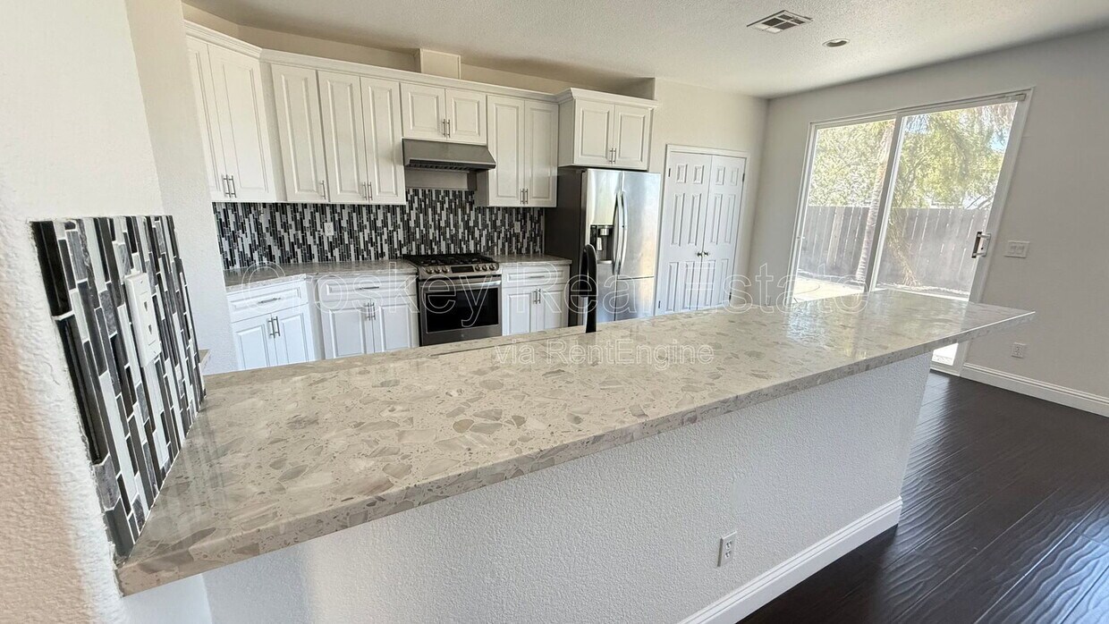 Foto del edificio - 328 Whispering Oaks Ct