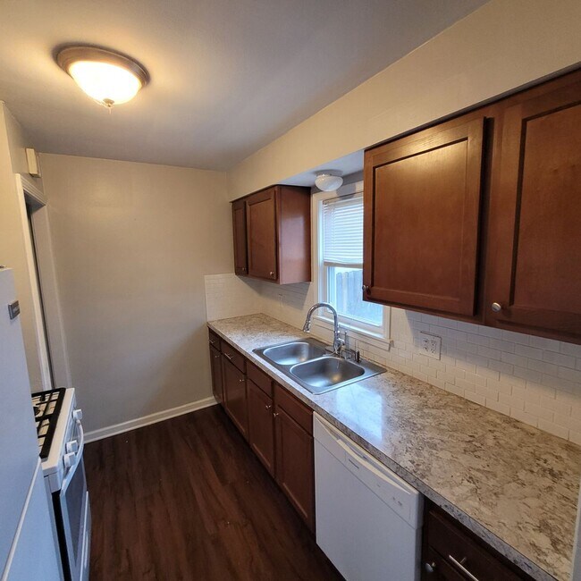 Foto del edificio - Single Family Home 4 beds 1.5 bath FOR RENT!