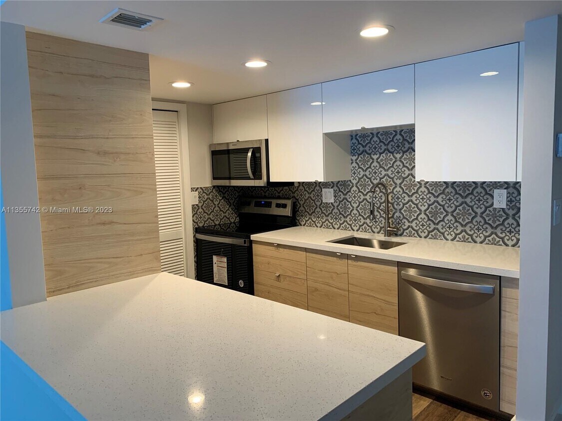 Foto principal - 120 Lakeview Dr