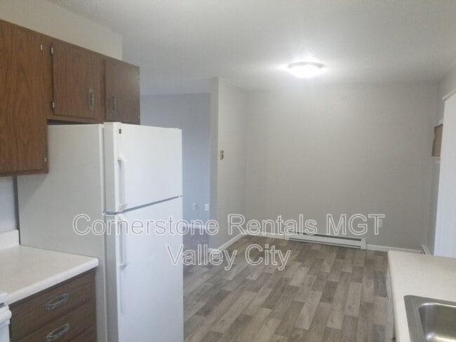 Building Photo - 2 bedroom 1 bathroom Townhouse